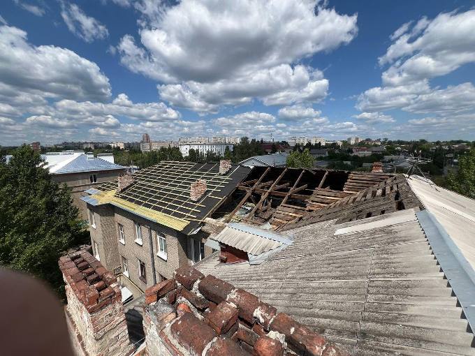 У Харкові відновлюють покрівлі багатоповерхівок, пошкоджених під час обстрілів